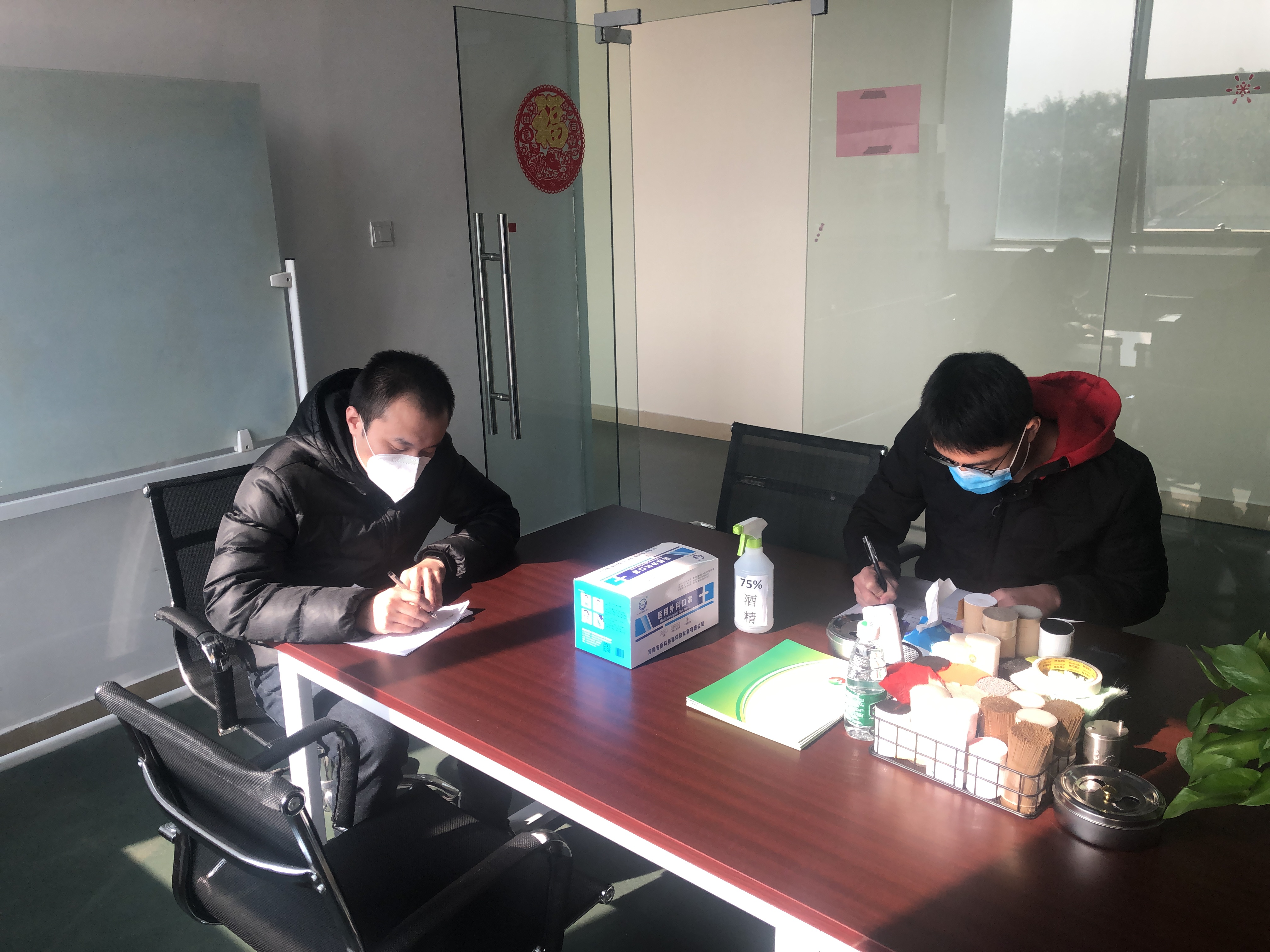 發放口罩，填寫登記表